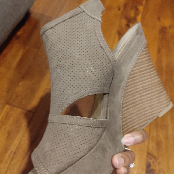 Guess Sarann Cutout Wedges - Picture 3 of 5